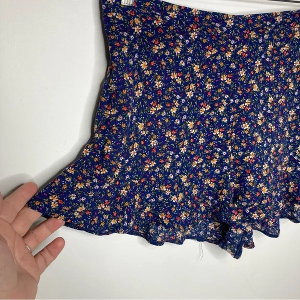 American Eagle Outfitters floral shorts size medium‎ - Image 2