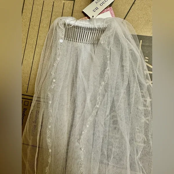 White 30” long wedding bridal veil silver threaded Pearl and clear beaded NWT - Image 4