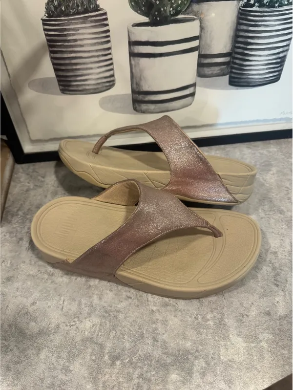 FitFlop Lulu model in a shiny rose gold finish. Size 6 - Image 2