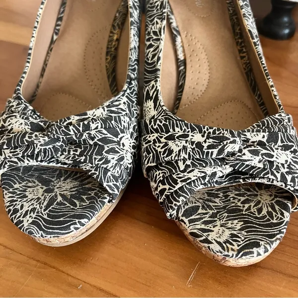 Dexflex Comfort Womens Black White Floral Cork Wedge Peep Toe Sandals Size 7W‎ - Image 6