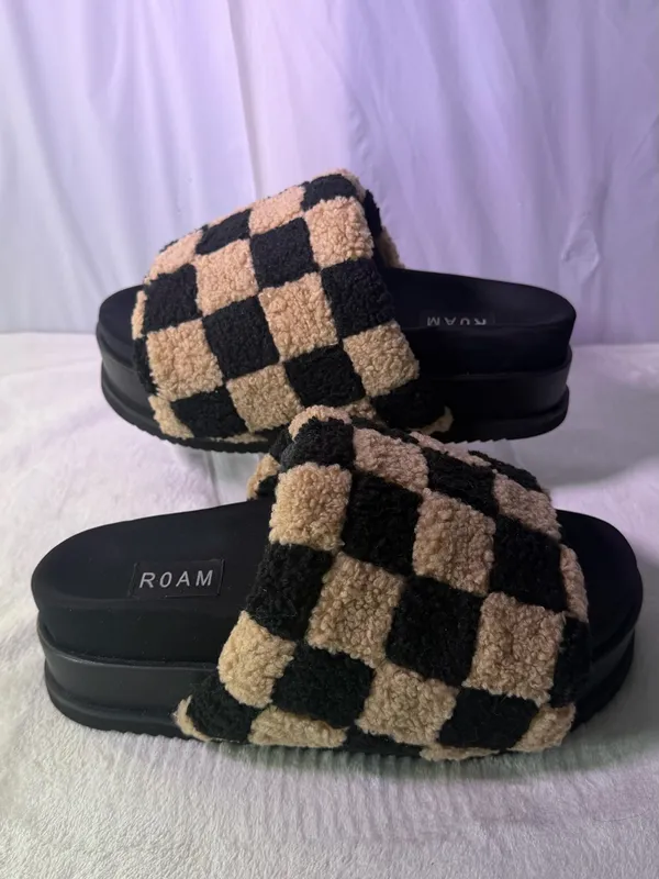 ROAM Checkerboard Sherpa Slide - Black & Tan - Image 2