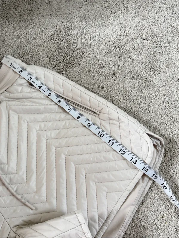 Athleta Women’s Apres Ski Quilted Shorts Puffer Insulated in Beige Chevron 8 - Image 10