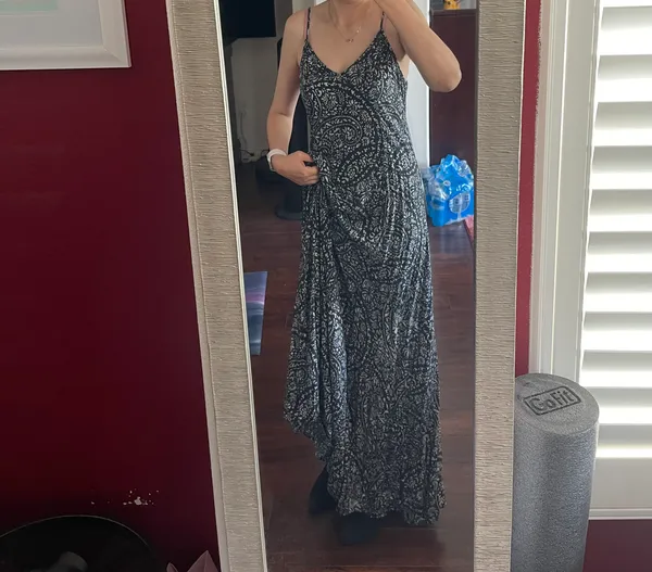 Abercrombie&Fitch maxi skirt size M pre loved color in blue shoulder adjustable model 120 lbs and 5’5 - Image 9