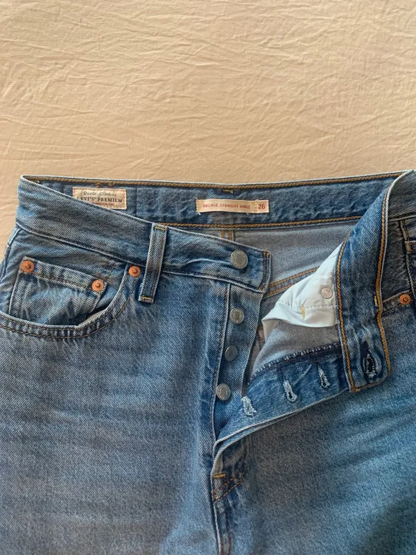 Blue wash straight leg Levi jeans - Image 4