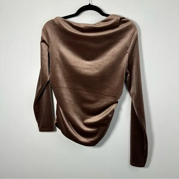 Abercrombie & Fitch Women’s Brown Velvet Off Shoulder Asymmetrical Blouse NWT - Image 3