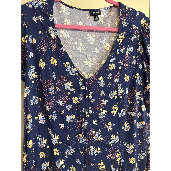 Torrid Womens Floral Print V-Neck Top Size 0 Blue/Multicolor Short Sleeve - Image 7