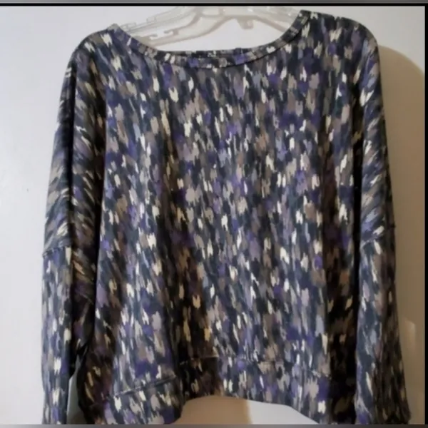 Multi colored sweater with back peek opening. - Image 5