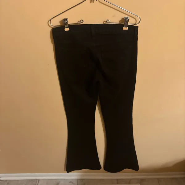 L’Agence Elysee Low Rise Flare Jeans in Noir - Image 5
