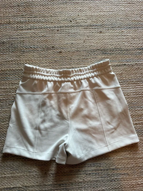Lululemon Softstreme Shorts High-Rise 4" - Image 3