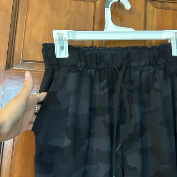 Lululemon black camo joggers Size 6 - Image 4