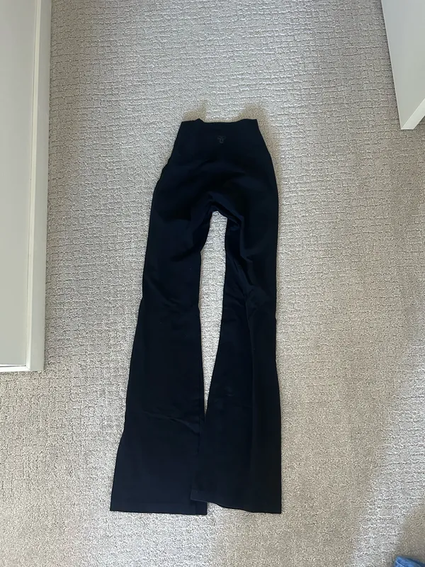 Aritzia TNA Chill Flare Leggings - Image 3