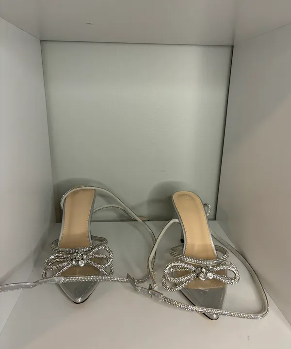 Bow Heels Silver Size 7.5 - Image 5