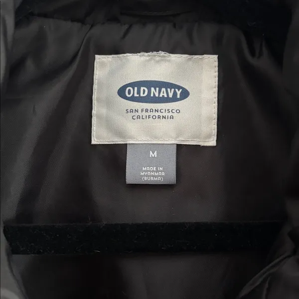 Old Navy Women’s Black Quilted Vest with Gold Zipper Detailing Size Medium - Image 4