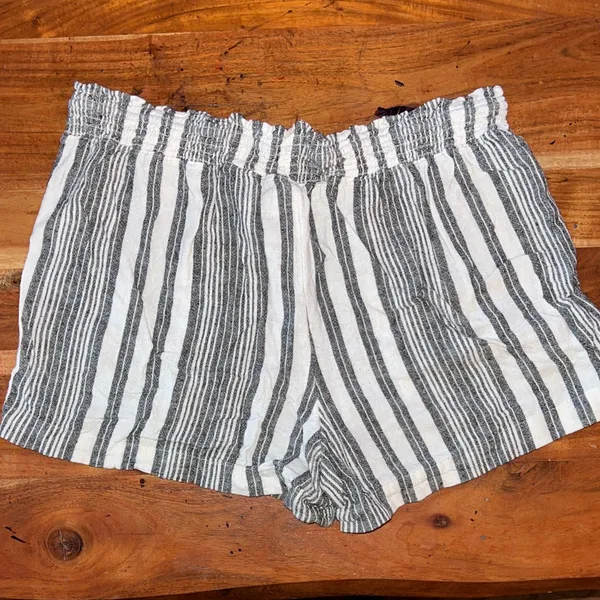 Time and Tru High Waist Striped Black and White Shorts - Image 4