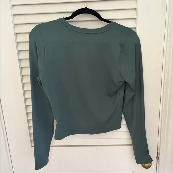 Hollister NWOT LONG SLEEVE CROP TOP - Image 3