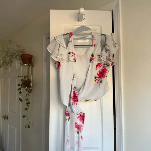 Astr the Label Off Shoulder Light Blue Floral Ruffle Wrap Tie Blouse Top Small - Image 2