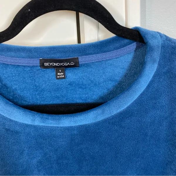 Beyond Yoga Soft Velvet Brushed Up Cropped Pullover Sweatshirt Celestial‎ Blue S - Image 3
