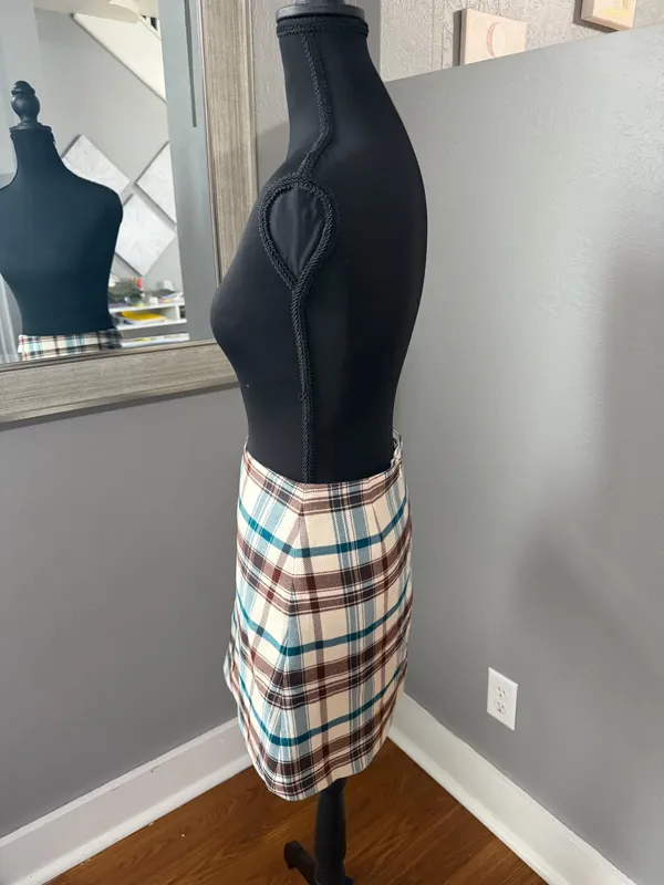 Aritzia Wilfred Classic Plaid Old Money Academia Mini Skirt Size 2. - Image 3