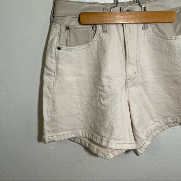 Abercrombie & Fitch Women's Size 27/4 The Dad Short High Rise White Faux Leather - Image 4