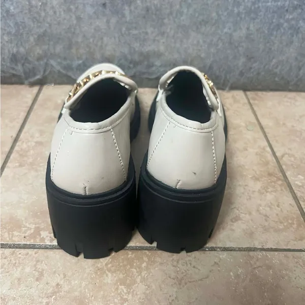Madden girl Woman Size 6.5 Elegant Cream chunky Loafers with‎ Gold Chain Details - Image 4