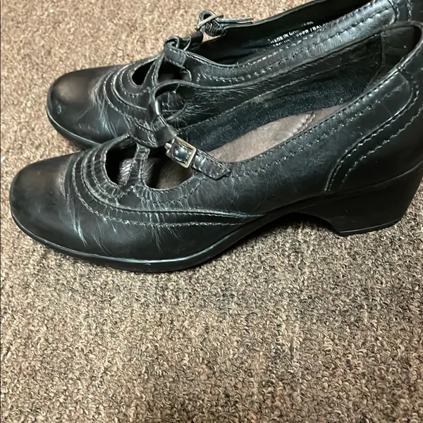 Clarks Women's Black Leather Shoes size 6 M - Image 5