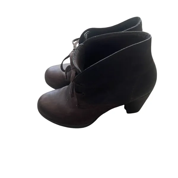 Clarks Indigo Women's‎ Size 8.5 M Brown Leather 3 Inch Heel Tie Ankle Booties - Image 4