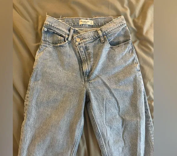 Abercrombie & Fitch Asymmetrical The 90s Straight Ultra High Rise - Image 4