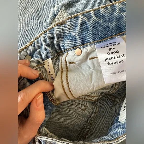 Women’s PacSun High Waisted Ripped Light Wash Denim Mom Jeans Size 25 - Image 4