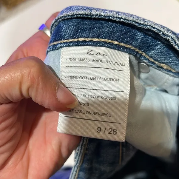 Kancan women’s high rise fray distressed jeans size 9/28 - Image 11