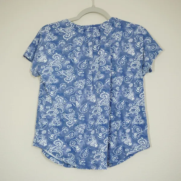 Lauren Ralph Lauren Women's Size Medium Blue Paisley Cotton Split V-Neck Tee - Image 6