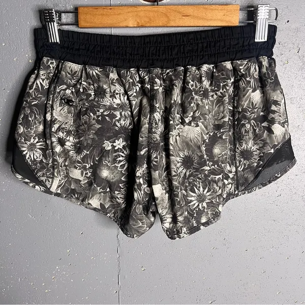 Lululemon Hotty Hot Short Flowabunga Black Angel Wing / Black. Size 8 - Image 4