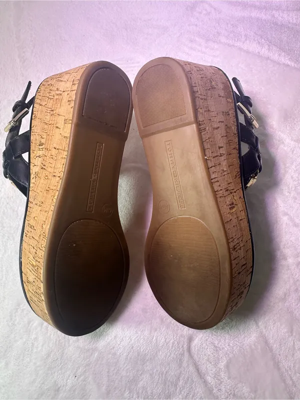 Tommy Hilfiger Black Leather Cork Wedge Thong Sandals with Gold Logo - Image 8