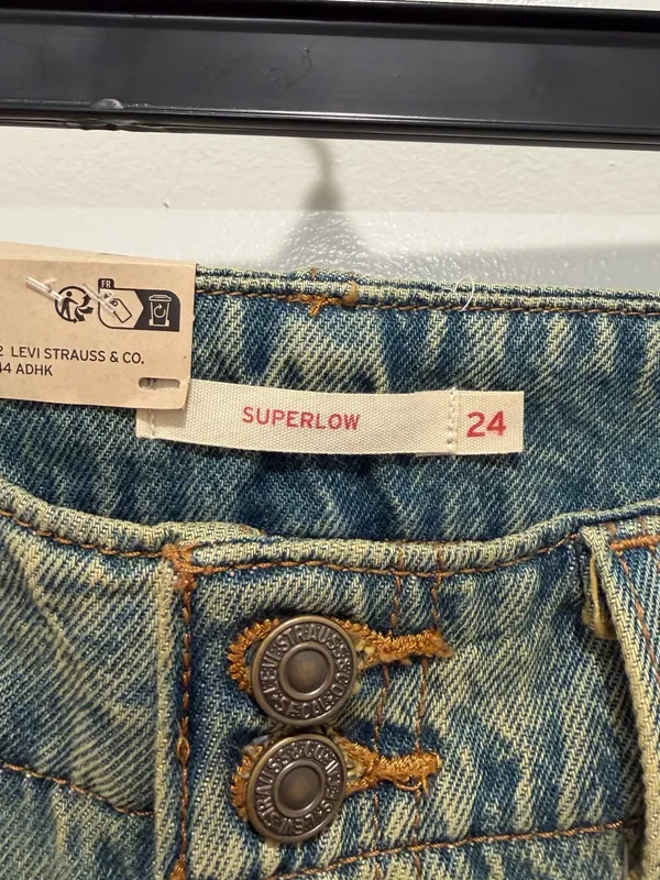 Levi’s Superlow Loose Yoke Jeans Women’s 24x32 NWT - Image 3