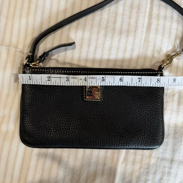 Dooney & Bourke black pebbled leather slim zippered wristlet with gold hardware - Image 6