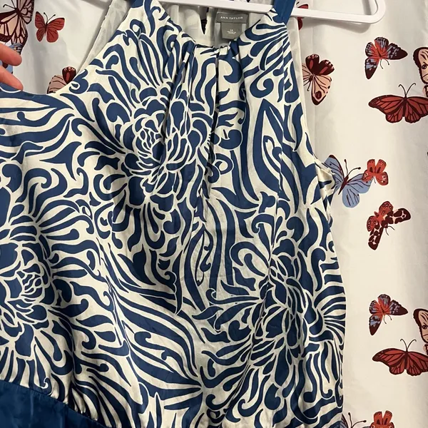 Ann Taylor 100% silk Patterned sleeveless Blouse - Image 3