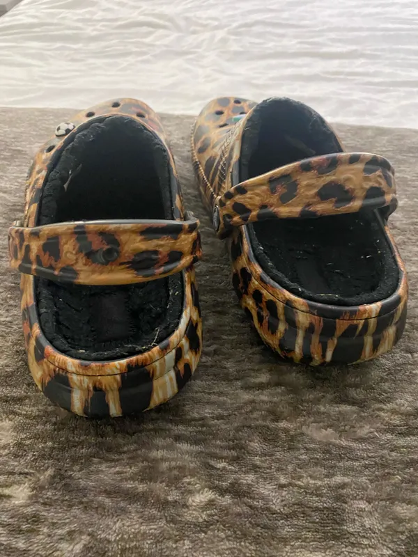 Crocs Cheetah Leopard Classic Clogs Fleece Lined Unisex Comfort Slip On womens size 7 ( men’s 5) - Image 3