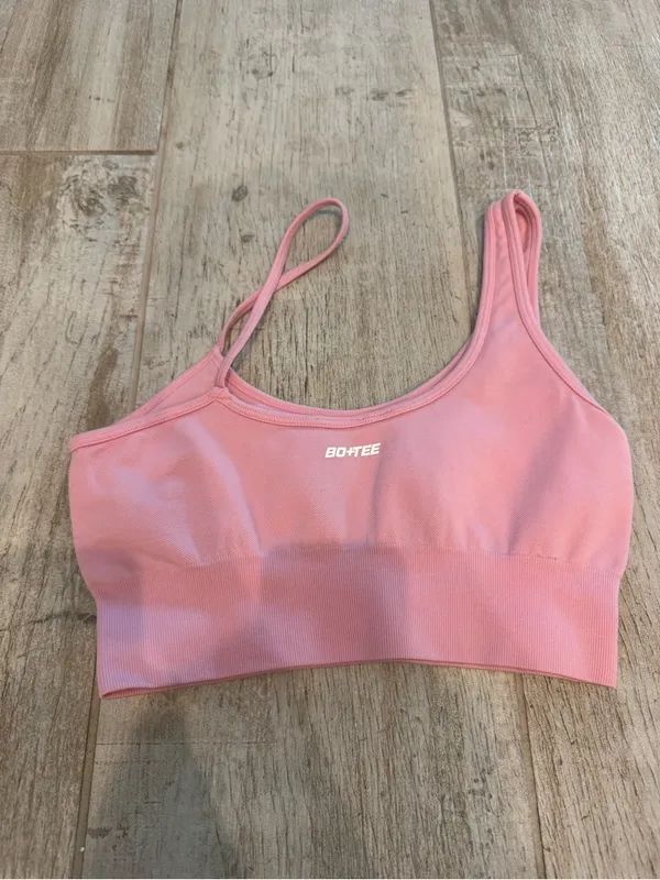 Bo + Tee Seamless Asymmetrical Bubble Gum Pink Sports Bra Size Small - Image 4