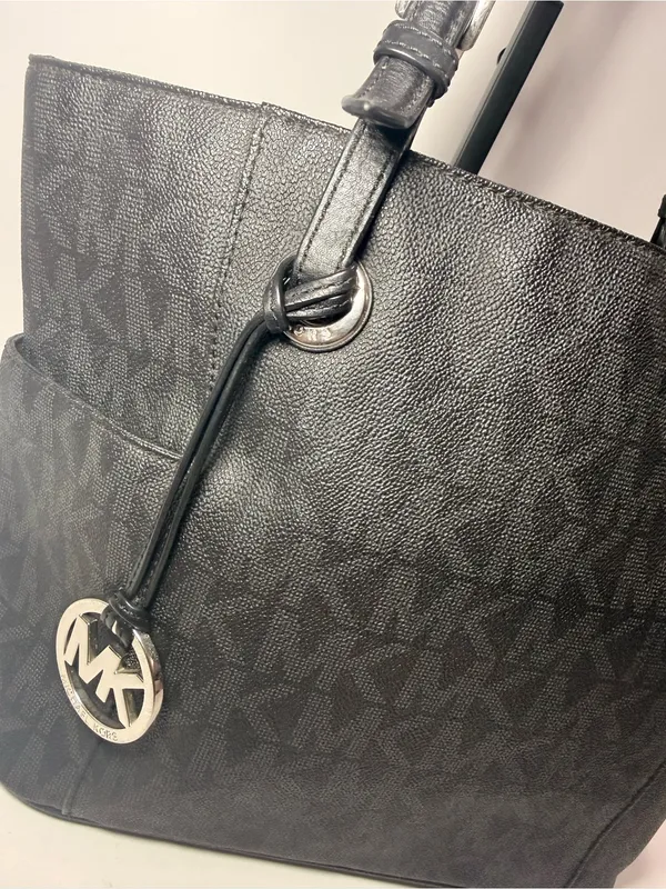 Michael Michael Kors Jet Set Signature Large Pocket Tote – Black / Charcoal - Image 13