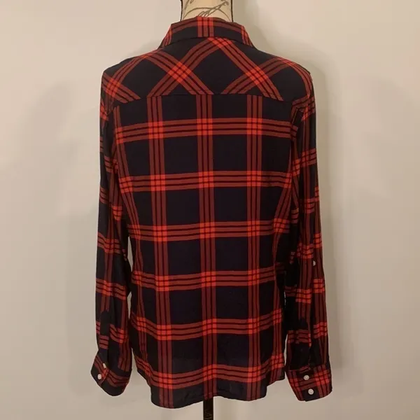 Tommy Hilfiger NWOT plaid roll tab button front shirt M - Image 6