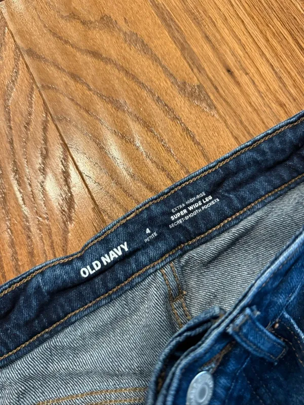 Old Navy extra high rise super wide leg jean size 4 - Image 4