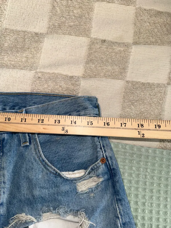 Levi's 501 distressed Short:‎ size 29 - Image 2