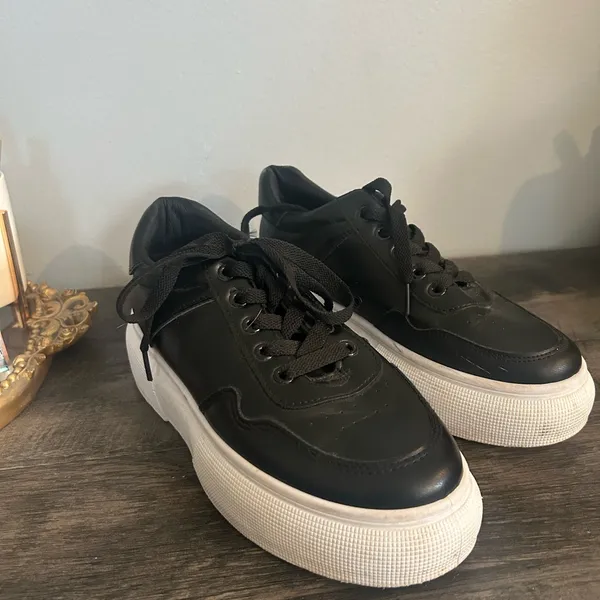 Ideal Shoes black lace-up platform sneakers - Image 3