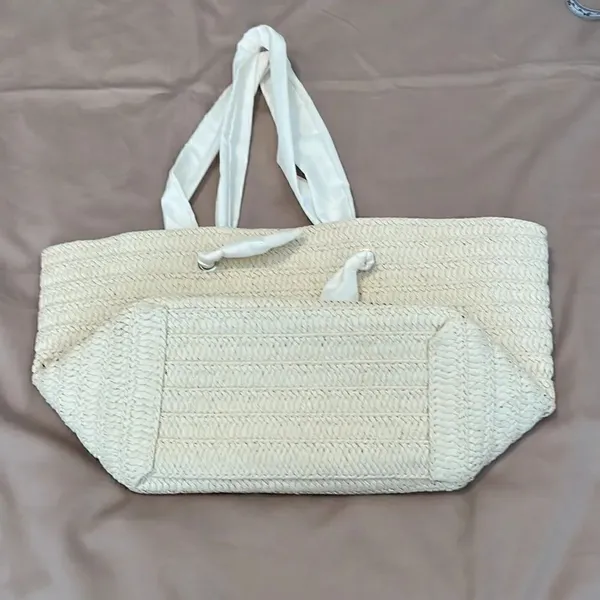 Dezine news inc NWOT straw tote bag with fabric handles 1 small spot on 1 handle - Image 3
