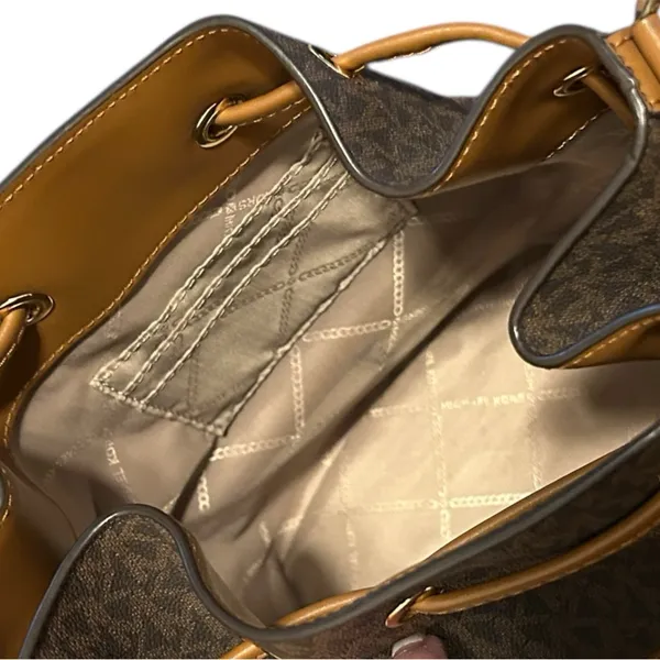 Michael Kors Devon Medium Logo Bucket
Bag - Image 7