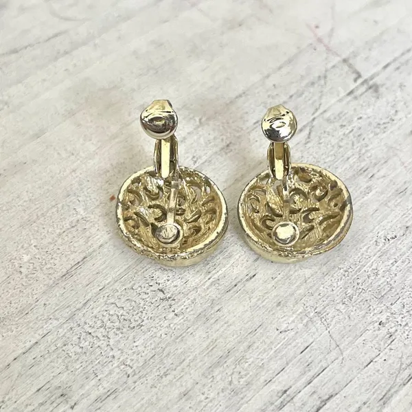 Small gold tone clip on earrings - Image 7