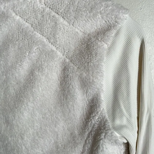 Alo Yoga Fleece Solstice Jacket in Natural White - Image 10