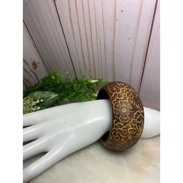 Natural wooden floral carved bangle bracelet - Image 2