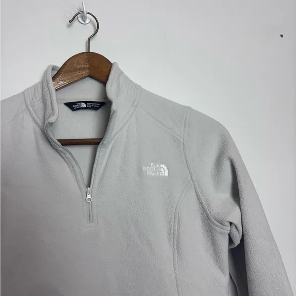 The North Face Women's Light Gray Yumiori 1/4 Zip Fleece Pullover Sweater - Image 3