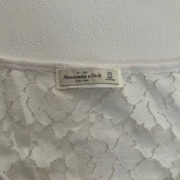 Abercrombie & Fitch White Lace Sleeve Top XS Feminine Lightweight - Image 3