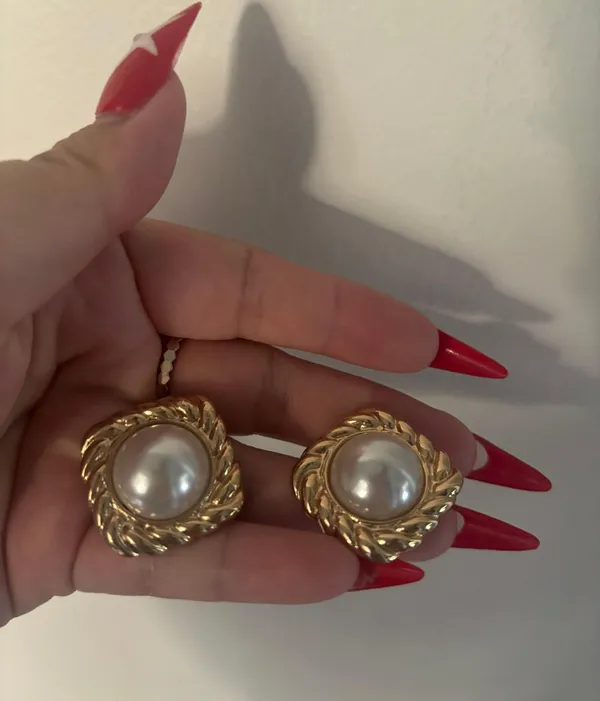 Lisa Says Gah Gold Large Pearl & Frame Button Earrings - Image 2